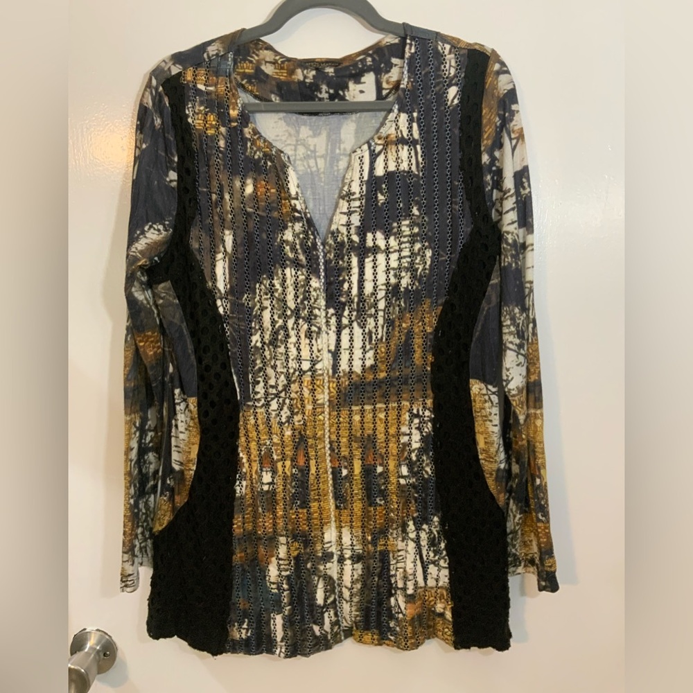 Beautiful Alberto Makali New York tunic cute detailing on the front Vneck size L